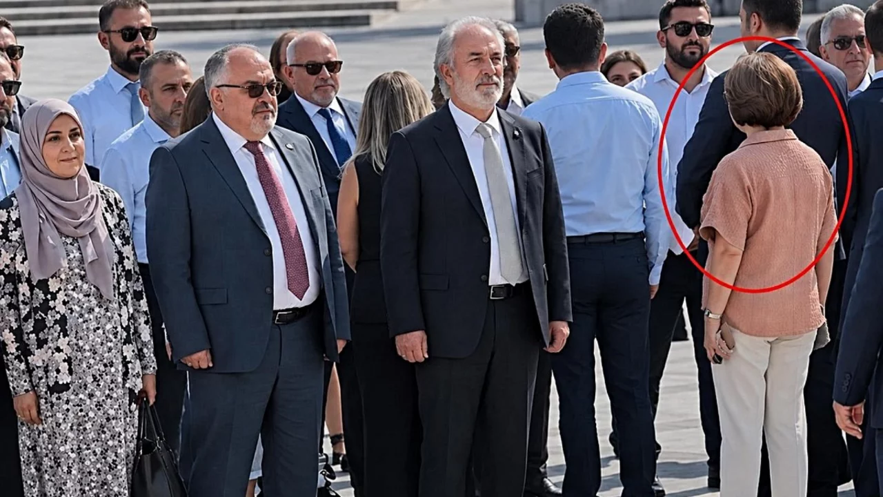T&ouml;rene damga vuran an! Belediye başkanı protokole sırtını d&ouml;nd&uuml;