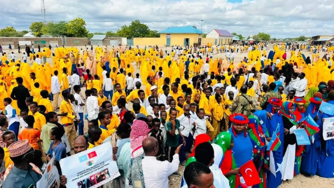 Somali'de T&uuml;rkiye'ye teşekk&uuml;r i&ccedil;in d&uuml;zenlenen g&ouml;steriler ikinci g&uuml;n&uuml;nde devam etti