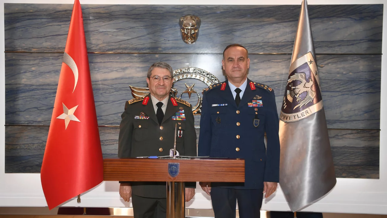 Genelkurmay Başkanı Orgeneral Bayraktaroğlu, Hava Kuvvetleri Komutanı Orgeneral Dalkıran ile g&ouml;r&uuml;şt&uuml;