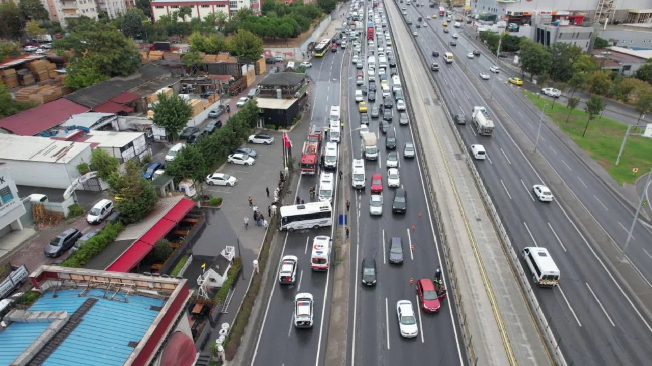 Yağmur sonrası korkutan kaza! Servis midib&uuml;s&uuml; yan yola savruldu: 9 yaralı