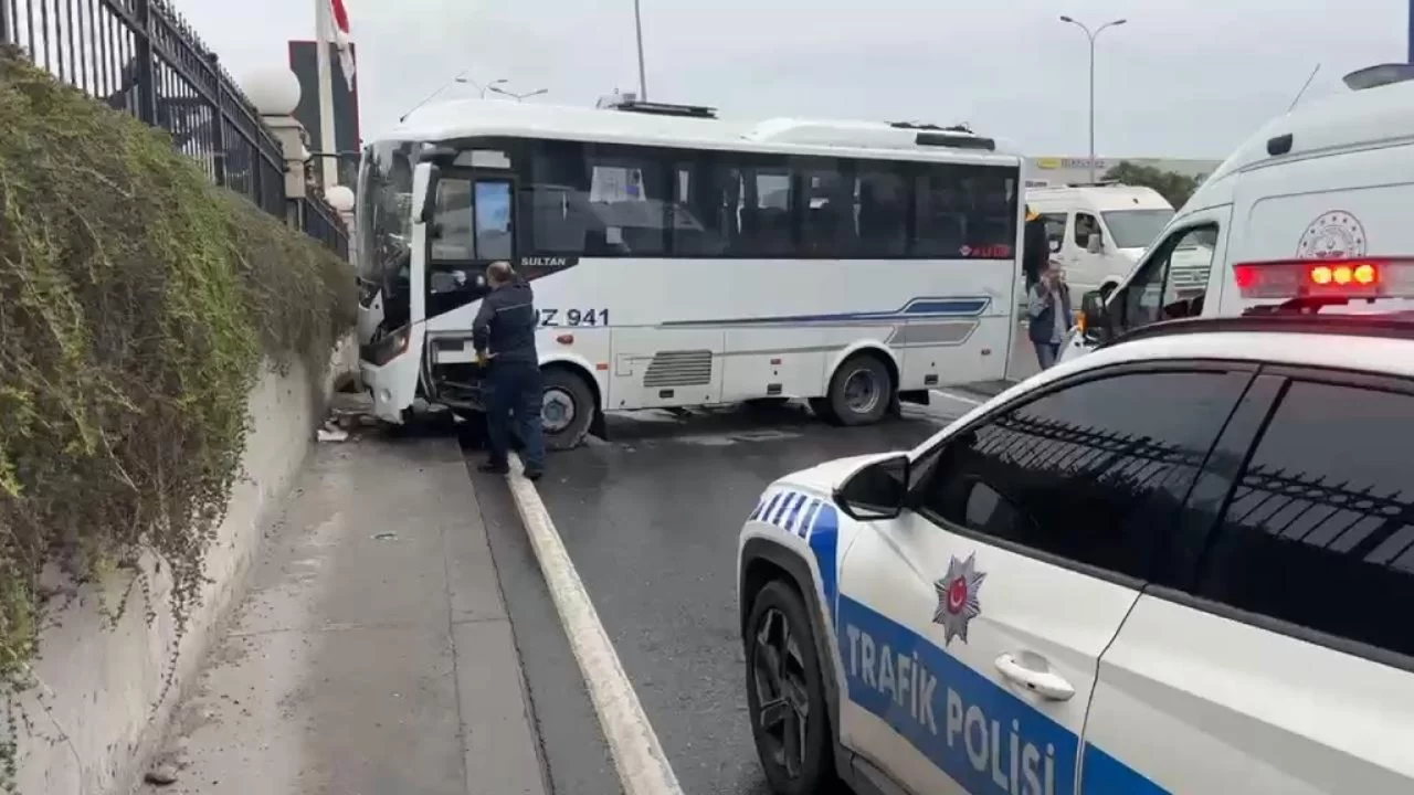Avcılar'da THY personelini taşıyan servis minib&uuml;s&uuml; kaza yaptı: 11 yaralı