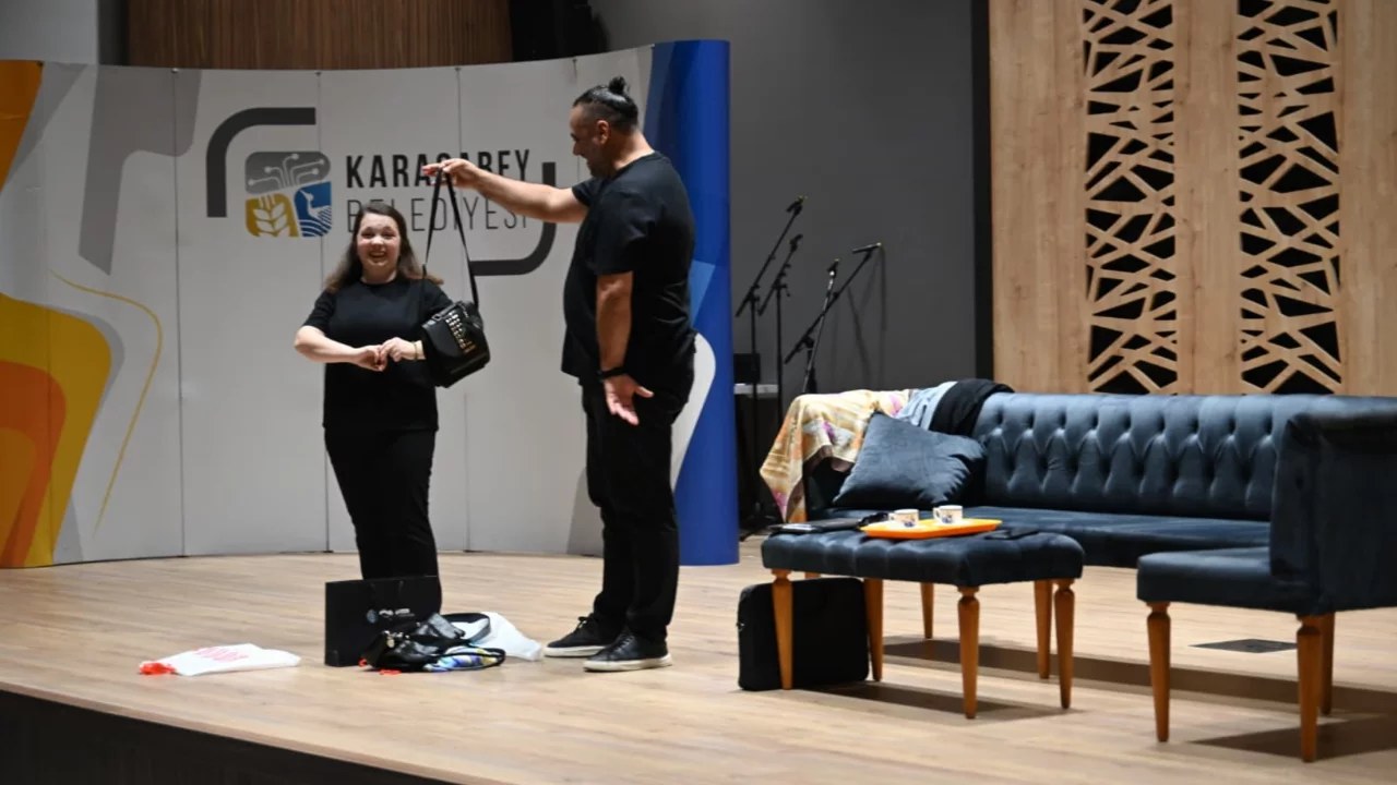"&Ccedil;ok Tanıdık" kahkahalar ve alkışlarla sahnelendi