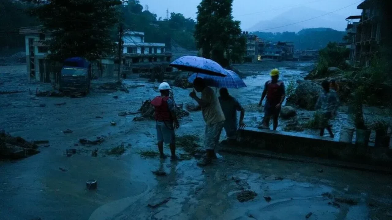 Nepal'deki sel felaketinde can kaybı 1403'e yükseldi