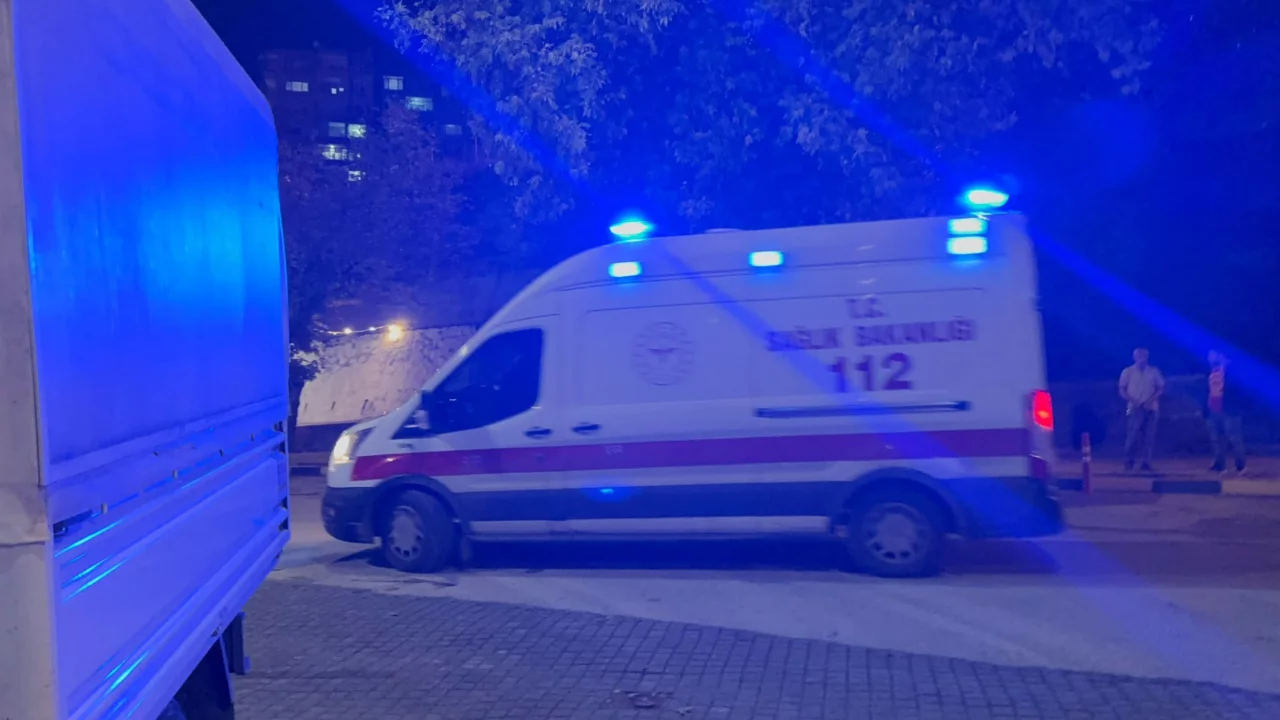 Bursa'da &uuml;niversite &ouml;ğrencisi iskeleden denize d&uuml;şt&uuml;! Hayati tehlikesi var...