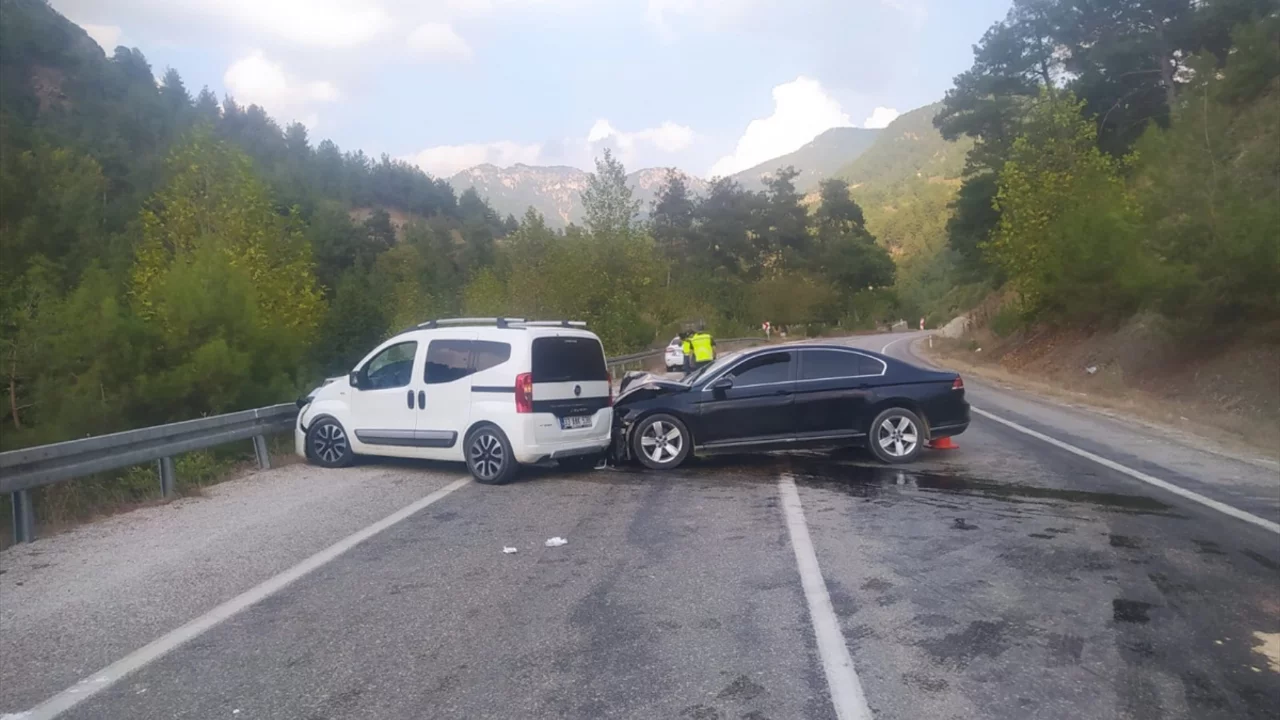 Adana'da iki ara&ccedil; &ccedil;arpıştı: 3 kişi yaralandı