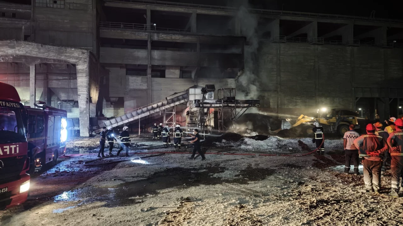 Sivas'ta &ccedil;imento fabrikasında yangın paniği! Alevler b&uuml;y&uuml;meden kontrol altına alındı