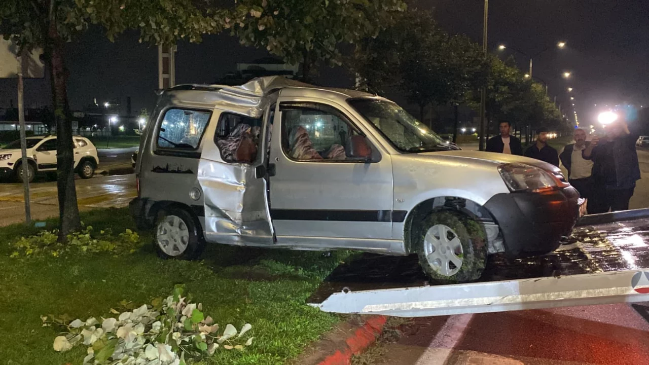 Bursa'da yağışlı havada kontrolden çıkan araç ağaca çarptı! Yaralılar var...