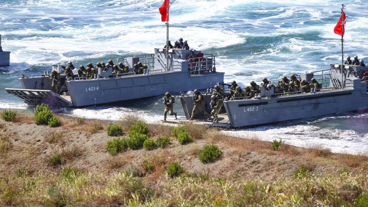 TSK'dan Yunan'a net mesaj! Y&uuml;zlerce komando b&ouml;lgeye &ccedil;ıkarma yaptı