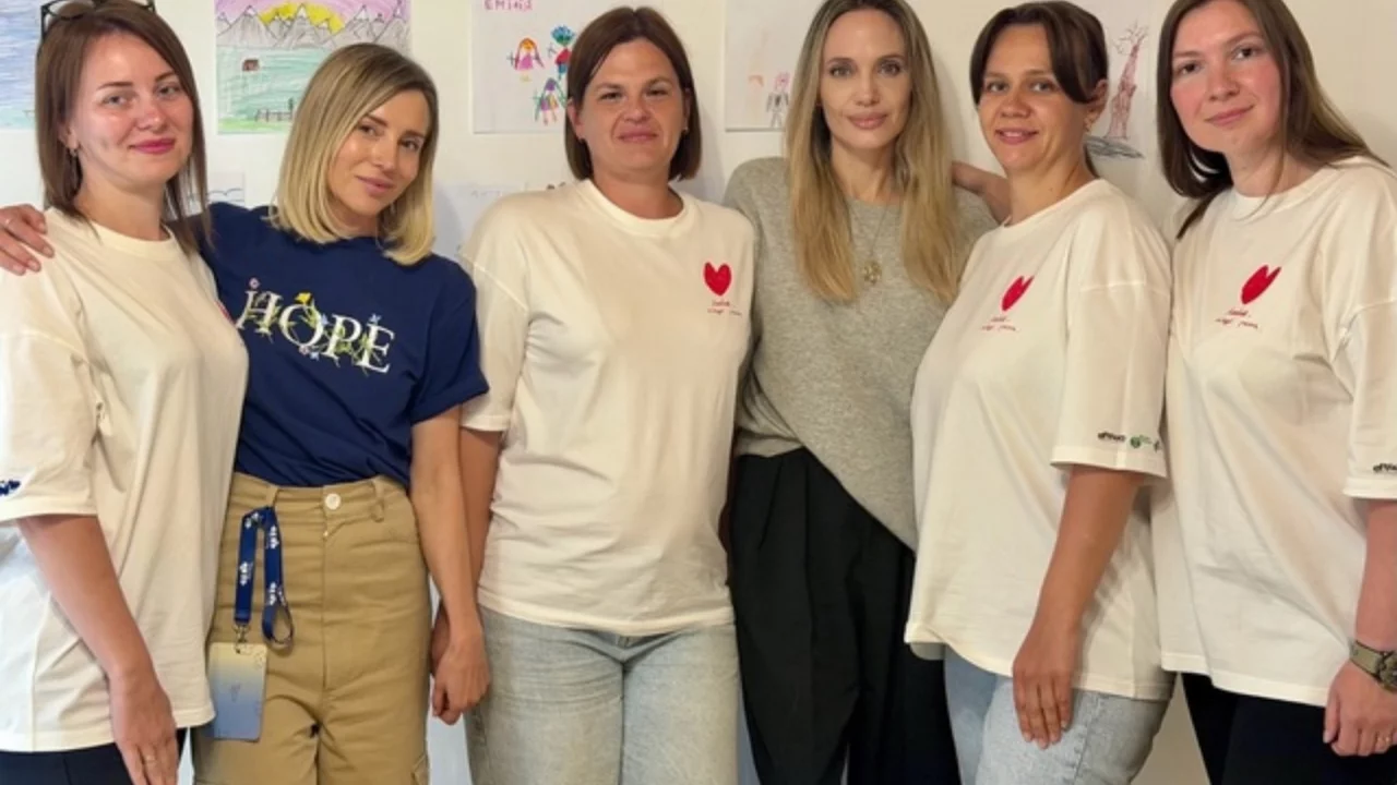 Angelina Jolie Ukrayna'da &ccedil;ocuklarla bir araya geldi! Yeraltındaki sınıfları ziyaret etti