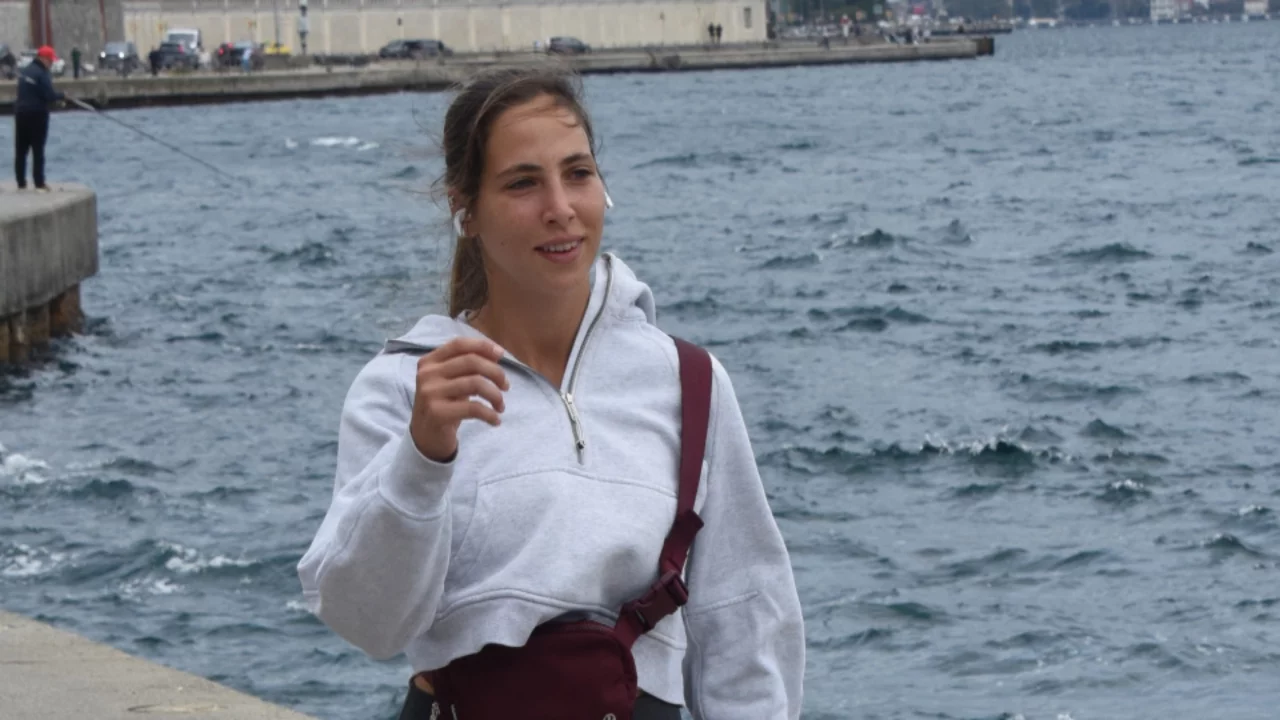Zehra &Ccedil;ilingiroğlu'ndan annesi H&uuml;lya Avşar'a &ouml;vg&uuml;: "&Ccedil;ok başarılı, &ccedil;ok g&uuml;zel bir kadın"