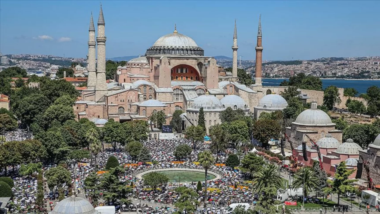 Kimisi 9 km! Ayasofya'da dikkat &ccedil;eken yeraltı t&uuml;nelleri... "Ekibimiz Sherlock Holmes gibi"