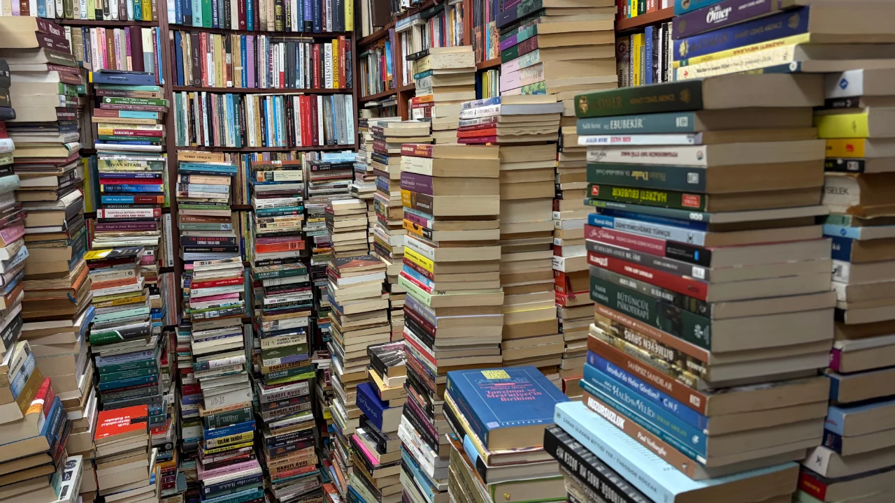 Bir zamanlar haftada tükeniyordu! Bursa'daki sahafın raflarında 35 bin kitap birikti