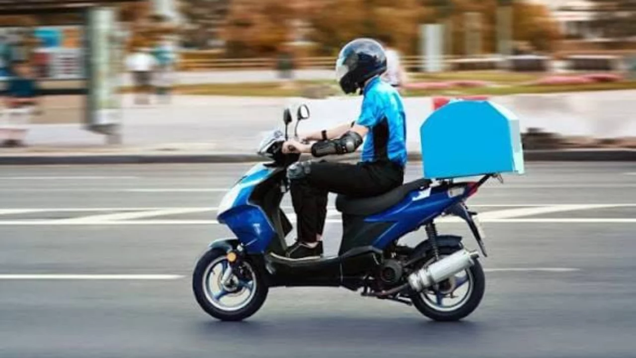 Bursa'da motokuryelerle site y&ouml;netimleri karşı karşıya: "Kaskını &ccedil;ıkar" demek hukuka uygun mu?