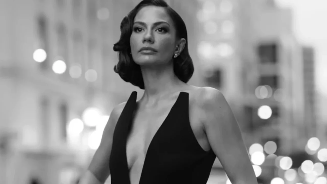 Demet &Ouml;zdemir'in yeni imajı g&ouml;z kamaştırdı! Kısacık sa&ccedil;larıyla davette t&uuml;m dikkatleri &uuml;zerine &ccedil;ekti
