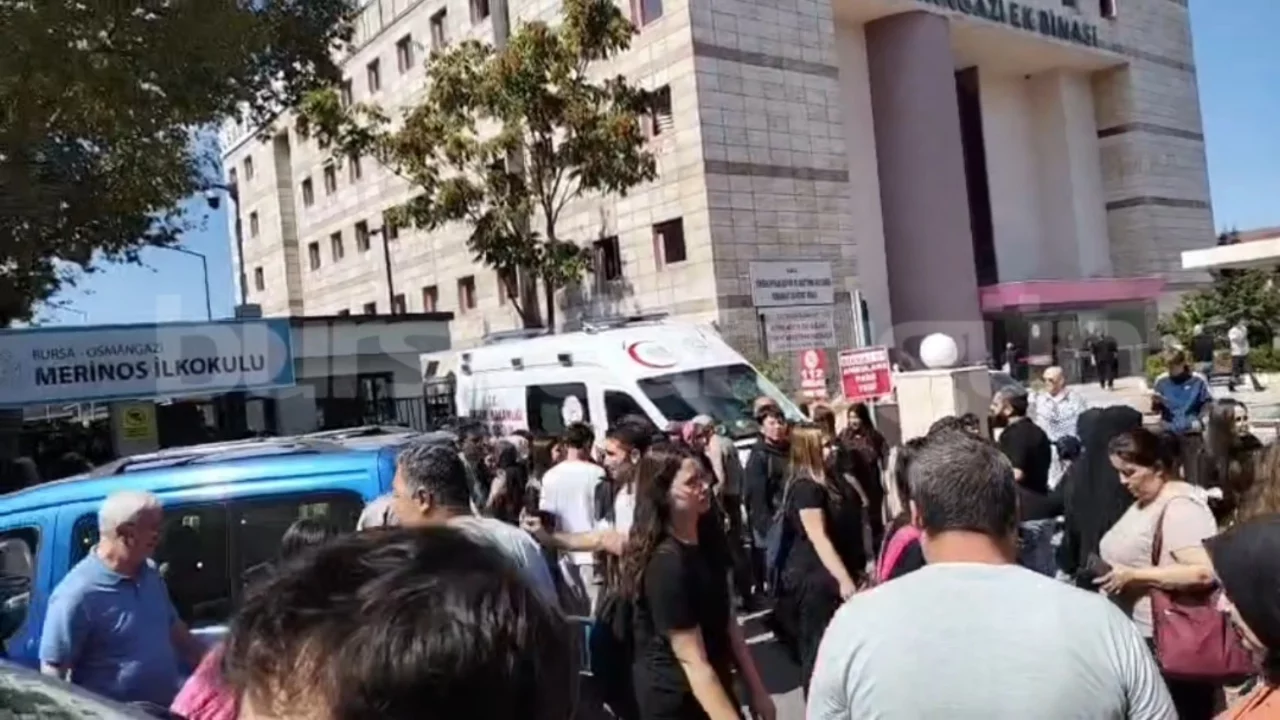 Bursa'da ilkokul &ouml;n&uuml;nde her g&uuml;n aynı tehlike! Veliler &ccedil;&ouml;z&uuml;m istiyor