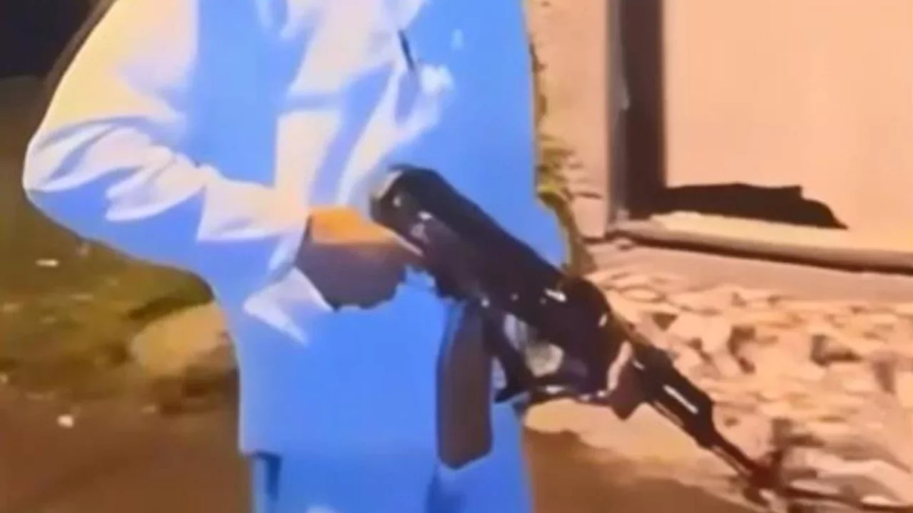 Kalaşnikoflu dehşet! Yaşı hen&uuml;z 14... Husumetlisinin evine gidip havaya ateş a&ccedil;tı