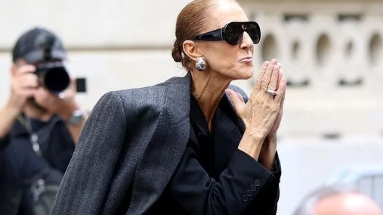Celine Dion sahneye böyle çıktı! Paris'te korumasından destek aldı