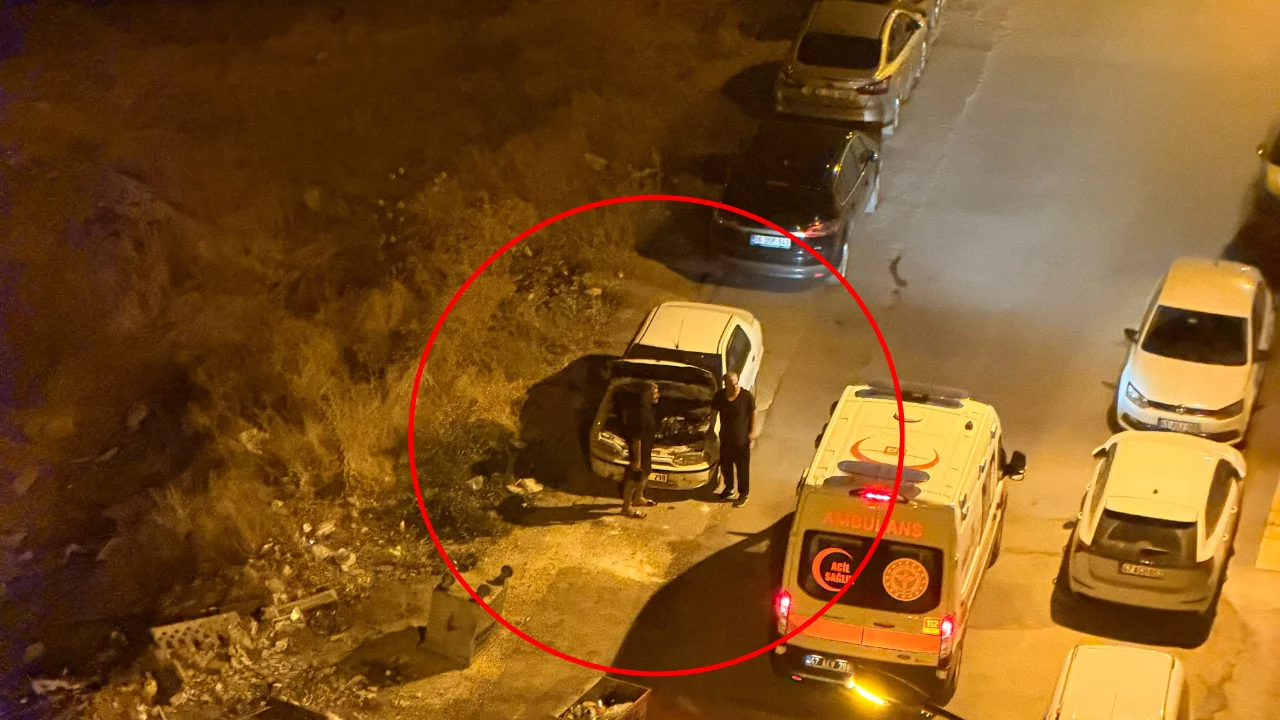 Gece yarısı kornası takılı kalan otomobil, mahalleyi ayağa kaldırdı 