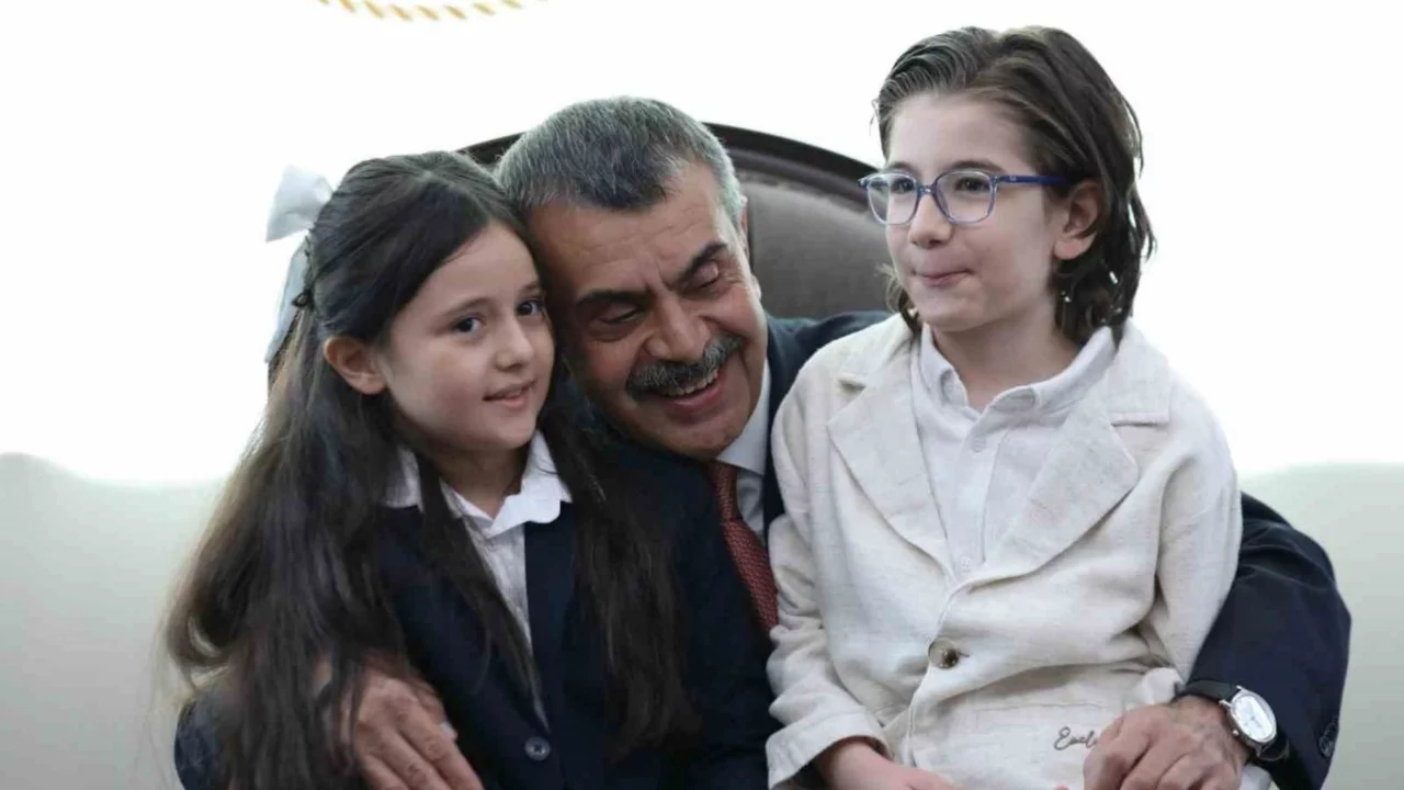 Cumhurbaşkanı Erdoğan ile şarkı s&ouml;yleyen minik m&uuml;zisyenlerden Bakan Tekin'e ziyaret