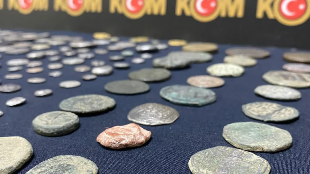 Polis baskın yaptı, iş yerinden tarih fışkırdı! Y&uuml;zlerce par&ccedil;aya el konuldu
