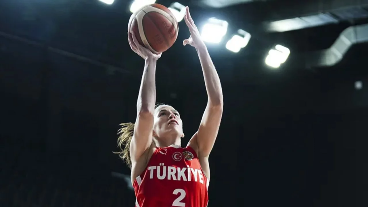 FIBA d&uuml;nya sıralamasını a&ccedil;ıkladı: Potanın Perileri'nin yeri değişti!