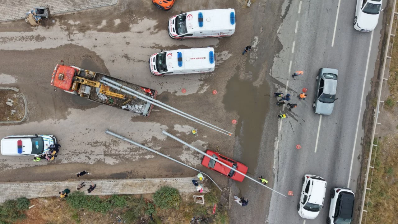 Kamyona takılan elektrik direkleri otomobilin üzerine devrildi!