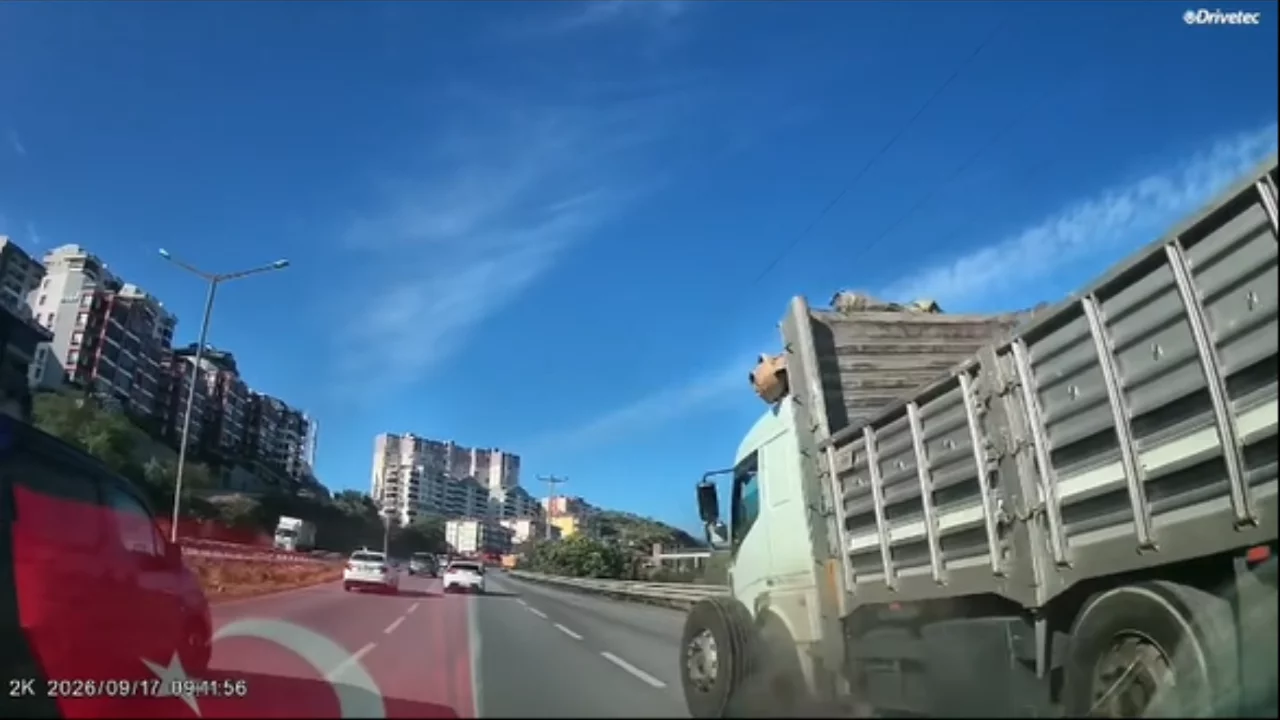 Bursa'da korku dolu anlar! Kamyondan kopan teker taksiye b&ouml;yle &ccedil;arptı