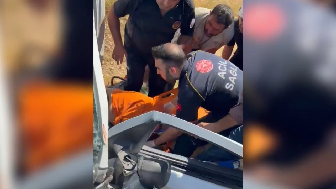Şanlıurfa'da tur otob&uuml;s&uuml; ile hafif ticari ara&ccedil; &ccedil;arpıştı: 60 yaşındaki s&uuml;r&uuml;c&uuml; hayatını kaybetti