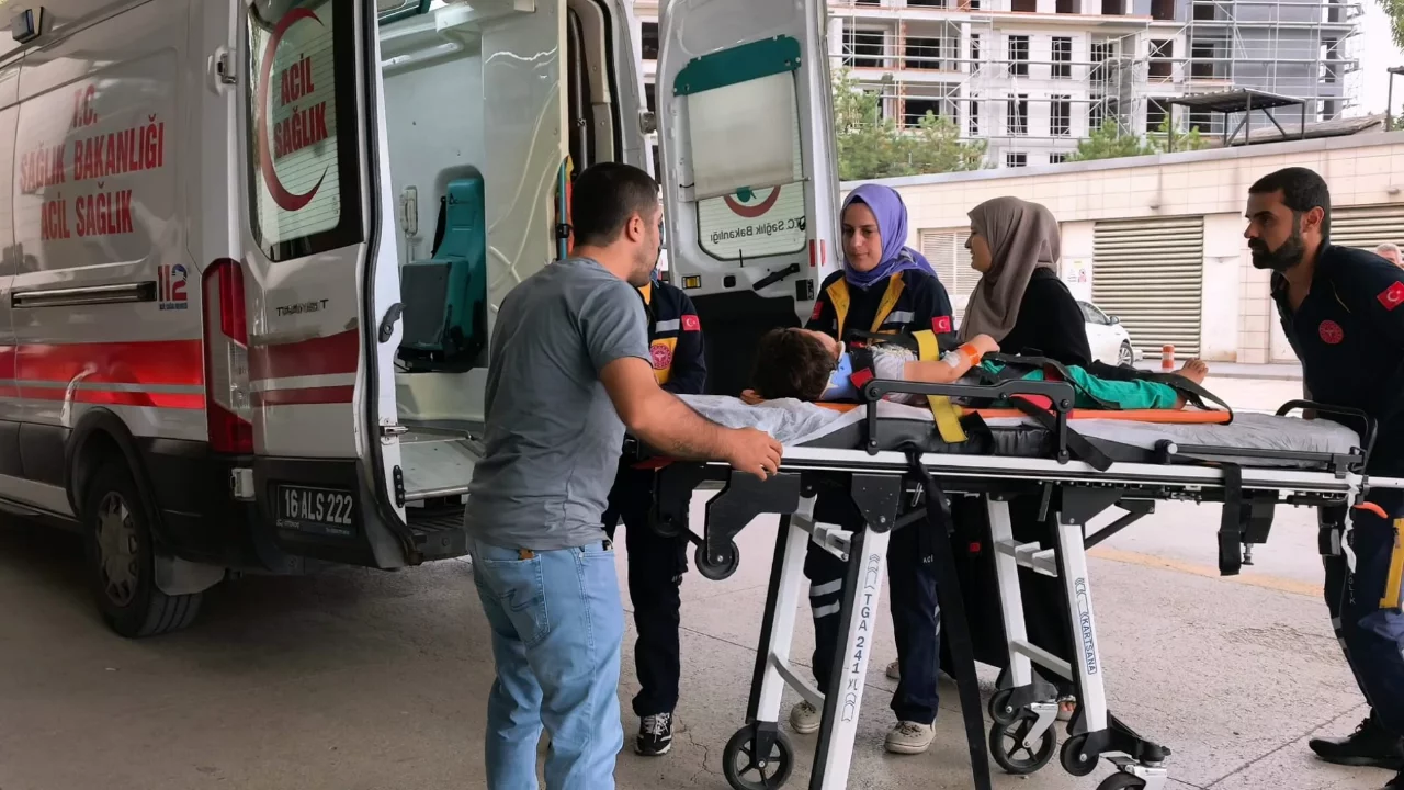 Bursa'da y&uuml;rekleri ağza getiren an! 4 yaşındaki &ccedil;ocuk balkondan d&uuml;şt&uuml;