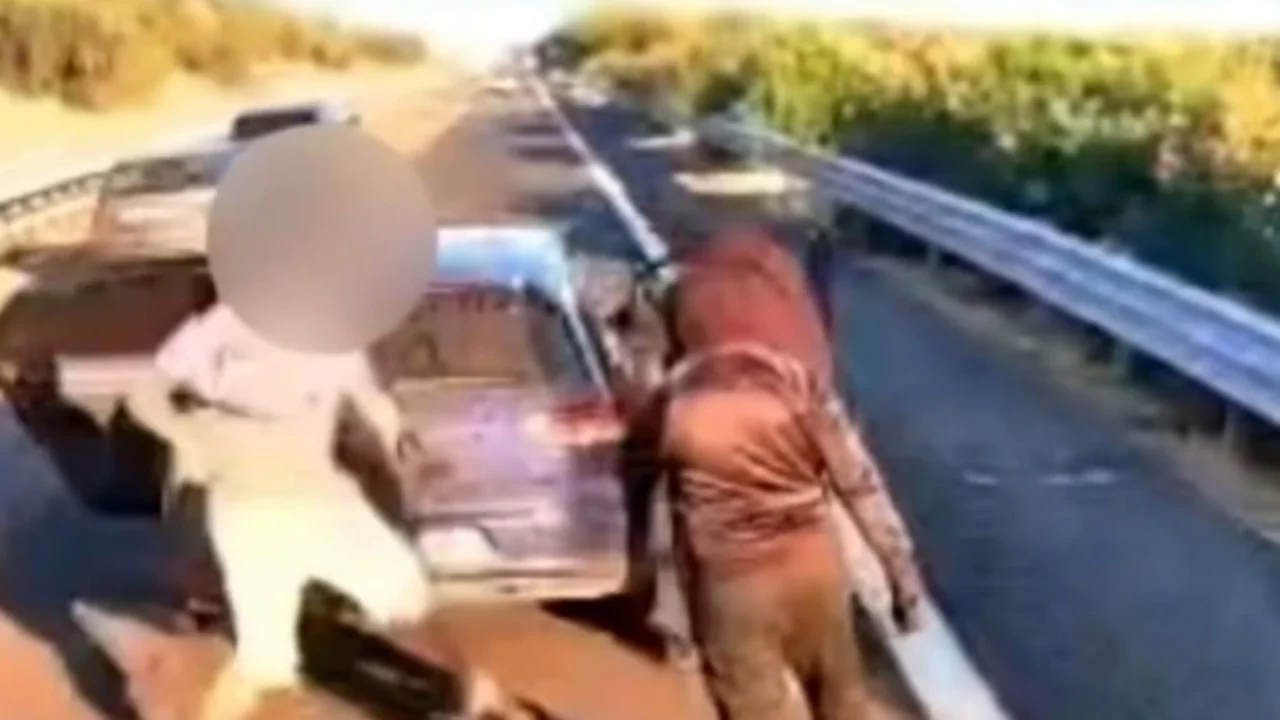İtalya'da T&uuml;rk tırına pusu anları kamerada! Film gibi soygun girişimi...