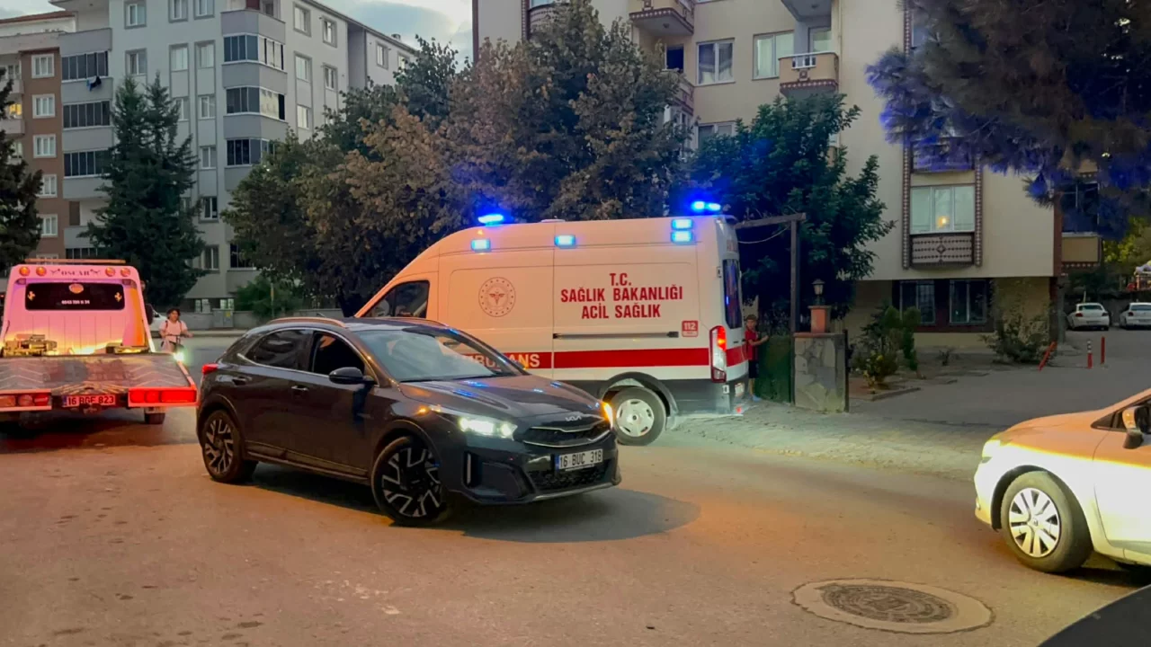 Bursa'da ayağı mazgala sıkışan küçük çocuk itfaiye ekipleri tarafından kurtarıldı! 