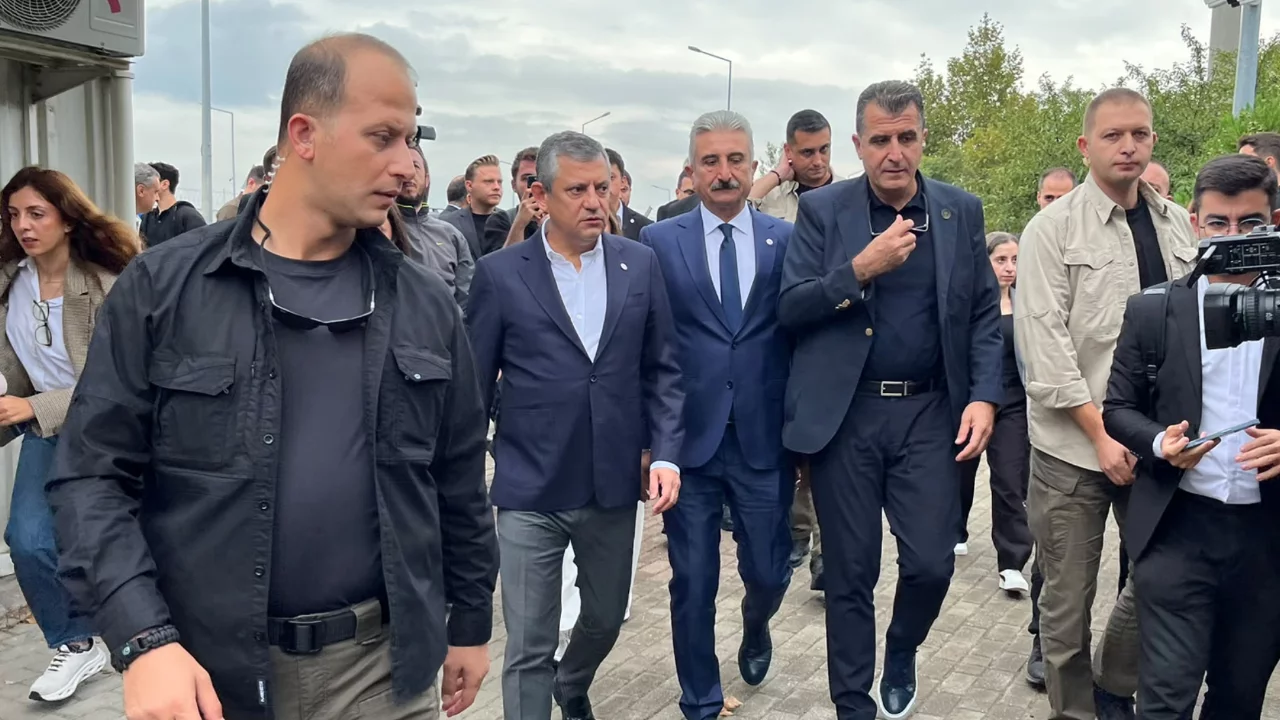 Bursa'da &Ouml;zg&uuml;r &Ouml;zel'in ilk durağı Mustafa Bozbey oldu