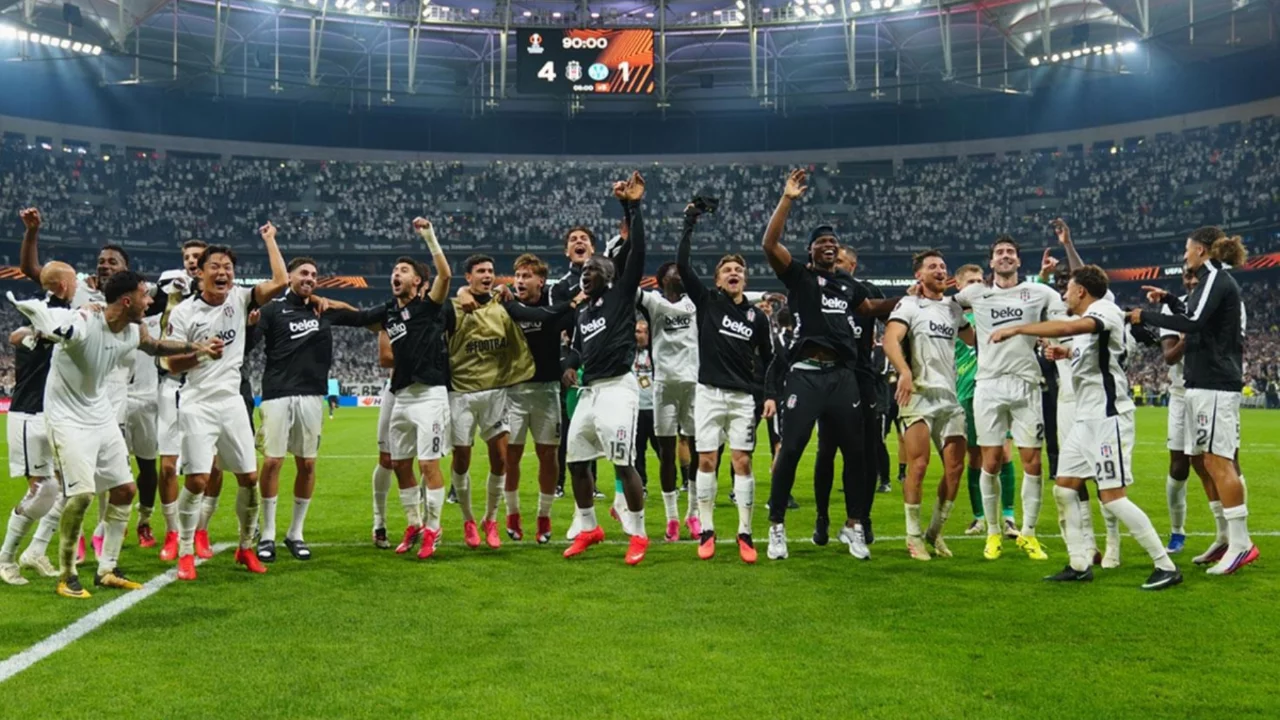 Atılan manşetler olay! B&uuml;t&uuml;n Fransa Beşiktaş'ı konuşuyor
