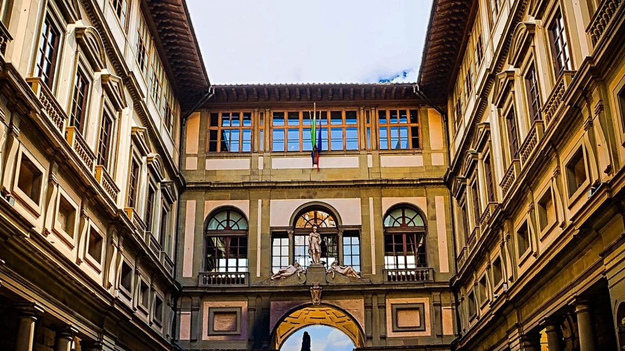 İtalya'da şiddetli yağış nedeniyle Uffizi Galerisi'ni su bastı