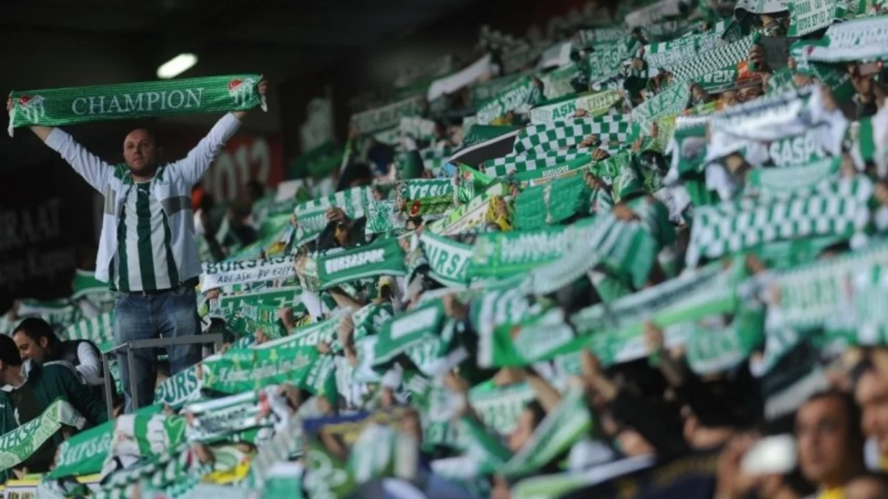 Bursaspor taraftarından deplasman yasağına tepki: "Futbol taraftarlarla g&uuml;zel"