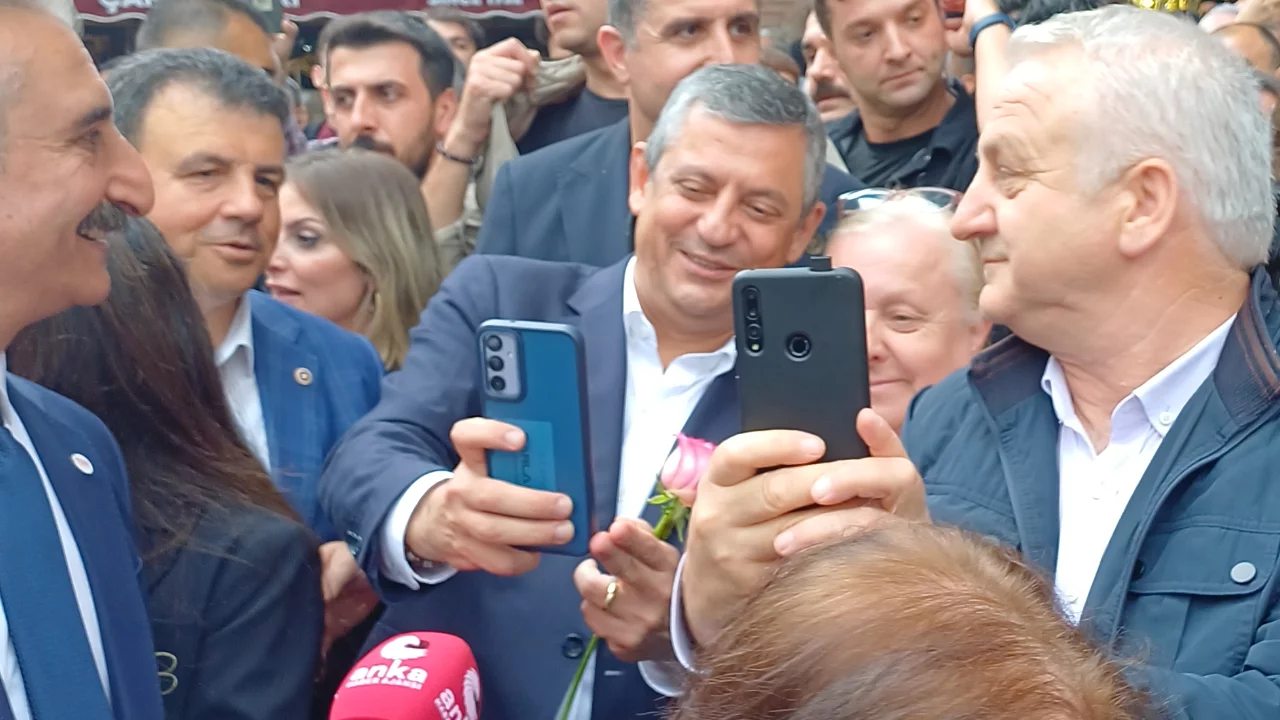 Özgür Özel Bursa'da Kapalıçarşı esnafıyla buluştu