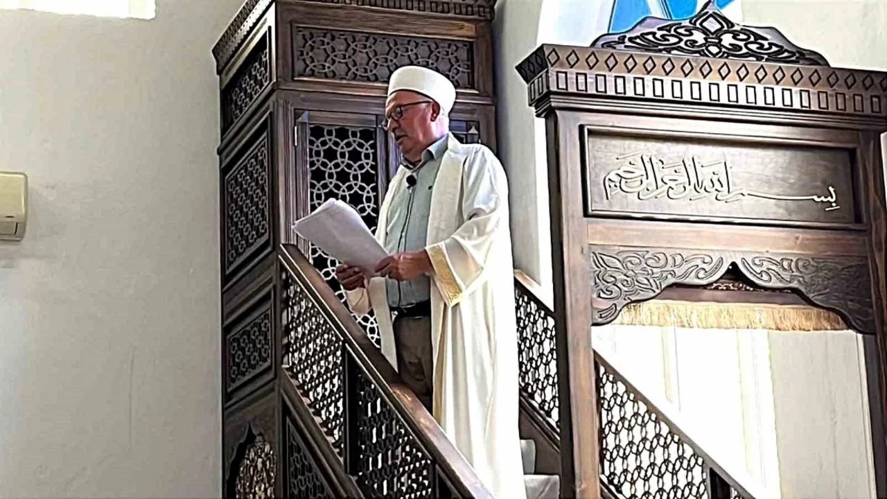 44 yıllık imam cemaatine cuma hutbesiyle veda etti
