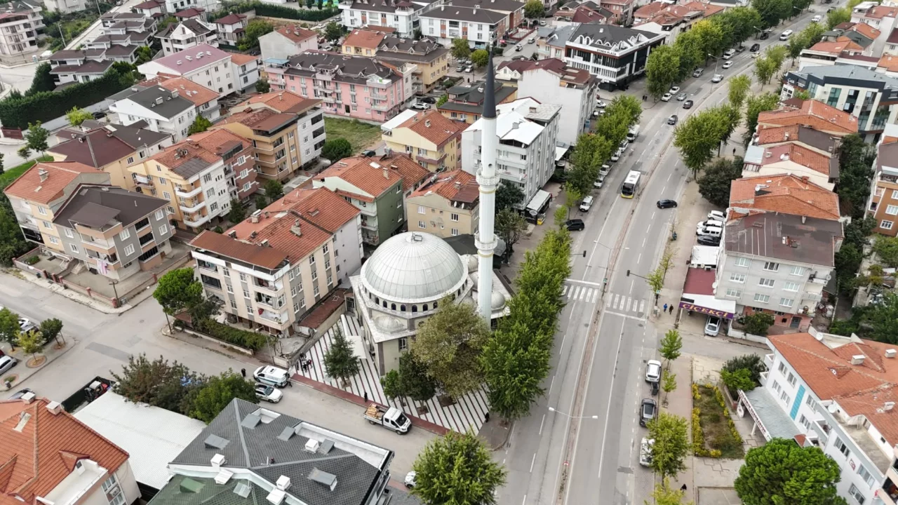 İnegöl'de cami bahçelerinde yeni dönem: Duvarlar tek tek kaldırılıyor