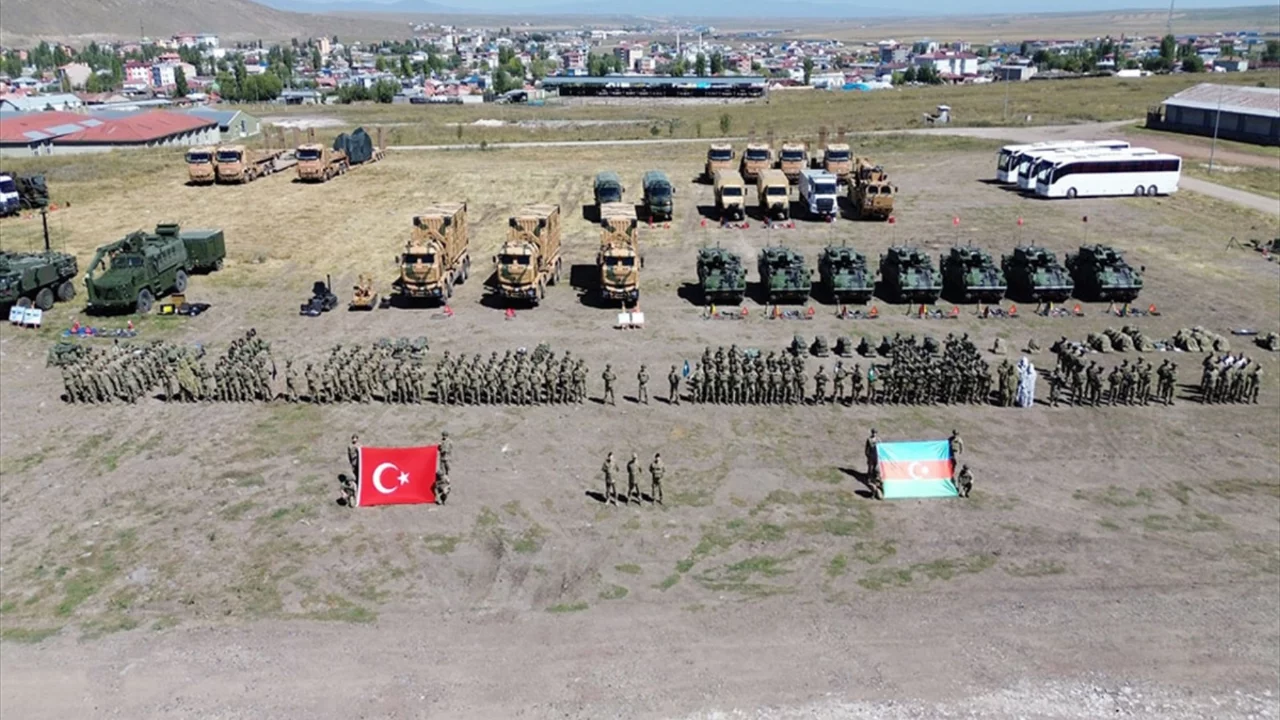 Azerbaycan'da üç ülkeden ortak tatbikat: Türk askerleri ve hava araçları bölgeye geldi