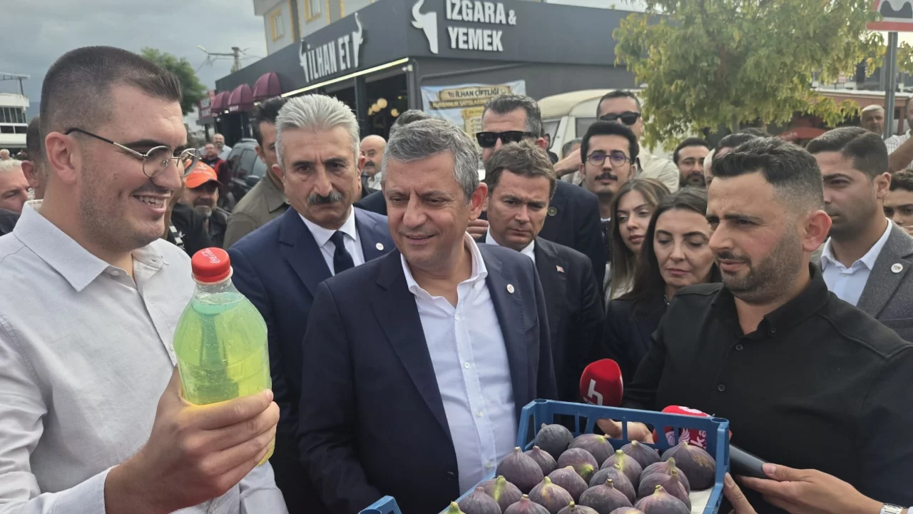 Özgür Özel Akçalar'da çiftçilerin sorunlarını dinledi: Traktörlerle yolu kestiler 