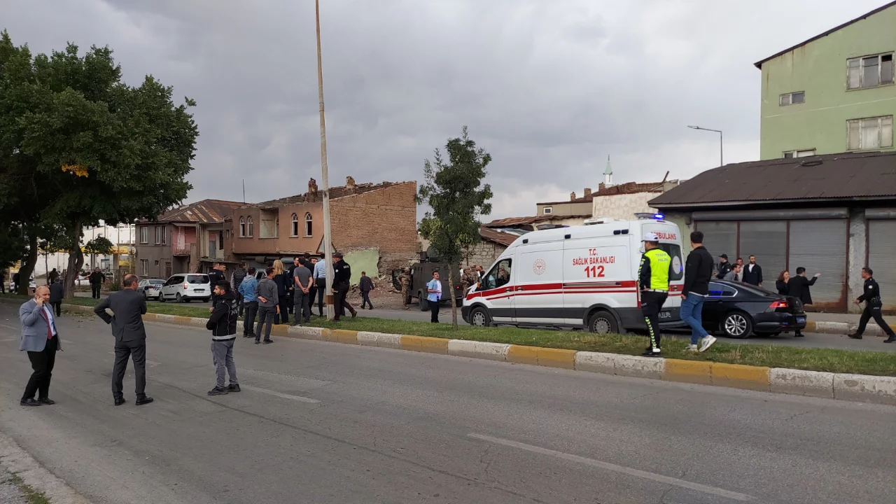 Erzurum'da iki aile arasında silahlı &ccedil;atışma: Polis memuru dahil 12 kişi yaralandı