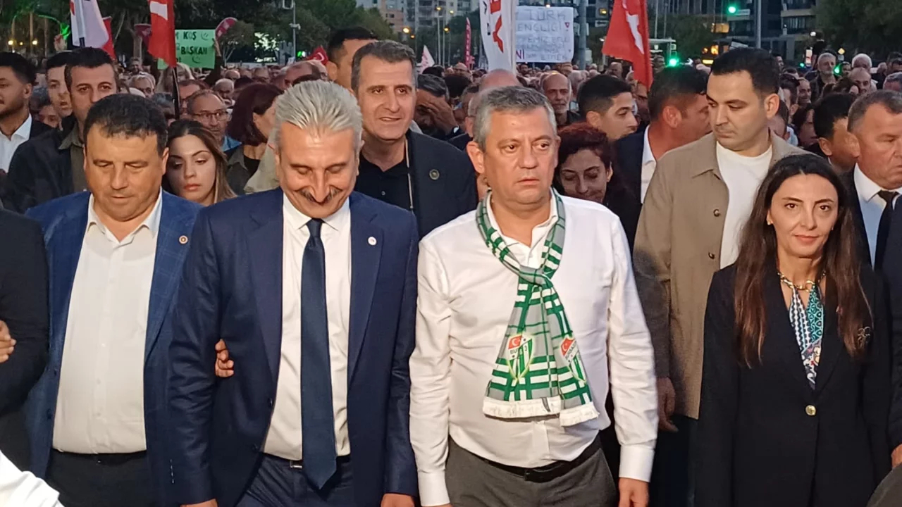 &Ouml;zg&uuml;r &Ouml;zel Bursa'da FSM Bulvarı'nda konuştu: "Hodri meydan"