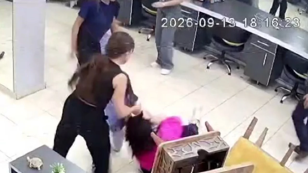 Kuaförde saç kesimi kavgası! Salon sahibi çocuğunun gözleri önünde darbedildi