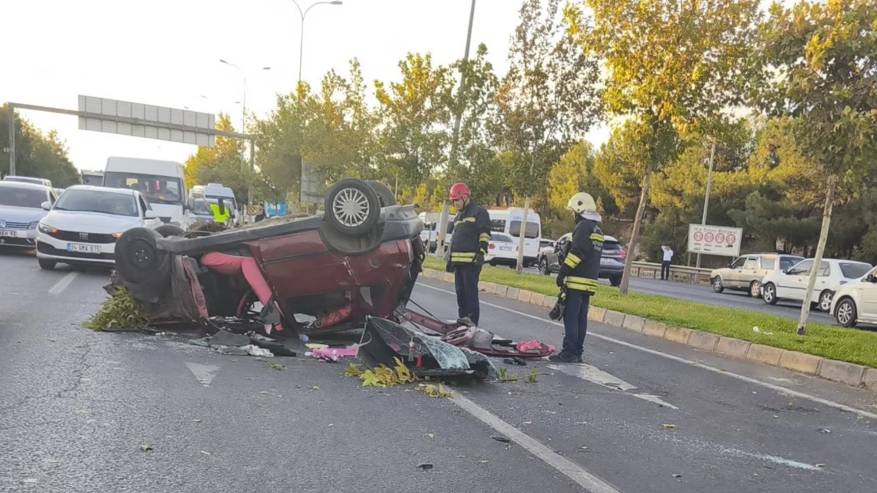 Gaziantep'te kontrolden &ccedil;ıkan otomobil ağaca &ccedil;arpıp karşı şeritte ters d&ouml;nd&uuml;: 3 yaralı