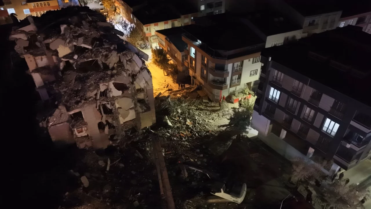Küçükçekmece'de kentsel dönüşüm binası yıkımında korkutan çökme: 3 kişi yaralandı