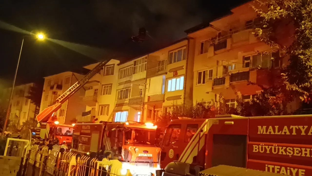 Malatya'da 4 katlı binanın &ccedil;atısında gece yarısı yangın paniği