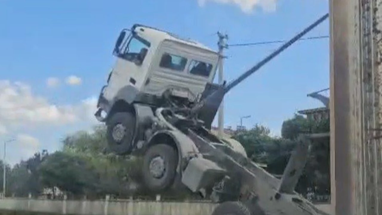Damperli kamyon baş&uuml;st&uuml; levhaya &ccedil;arptı, şaha kalktı