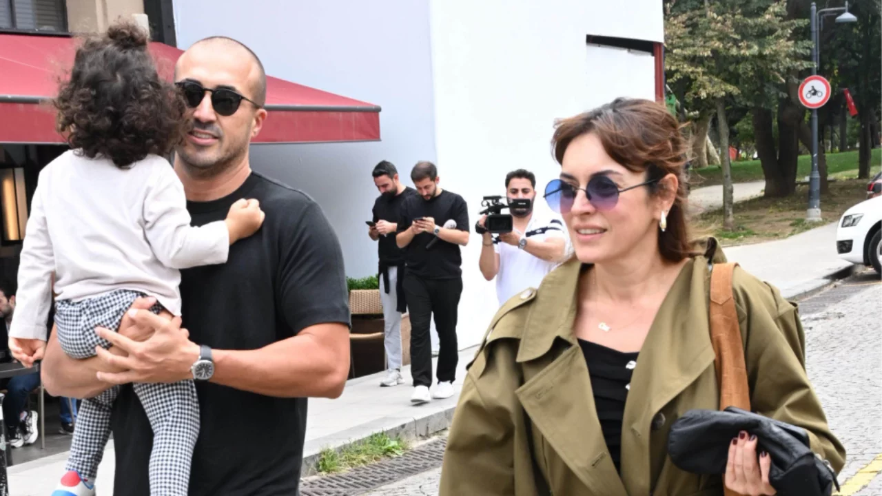Ezgi Mola eski eşi Mustafa Aksakallı ile g&ouml;r&uuml;nt&uuml;lendi! Oğlu Can da yanlarındaydı