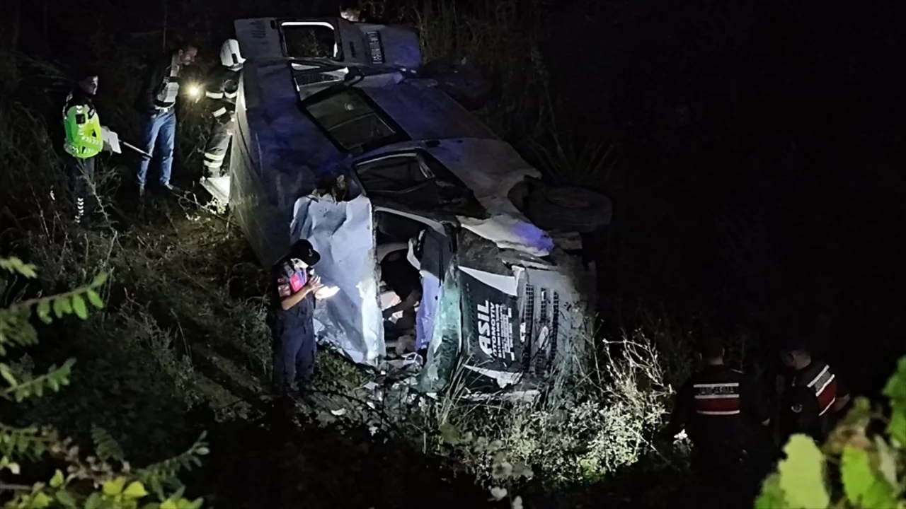 Minib&uuml;s devrildi, 2 kişi yaralandı