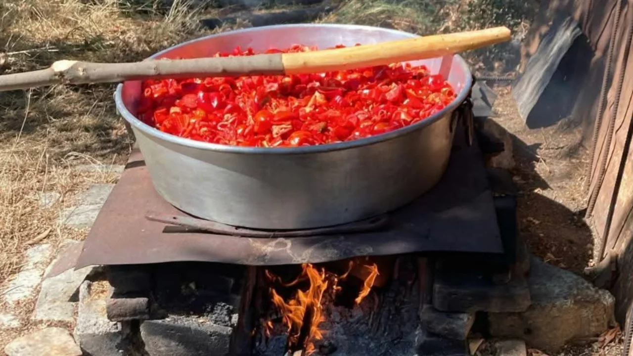 Bursa'da ev sal&ccedil;ası mesaisi! Kazanlar saatlerce kaynıyor...